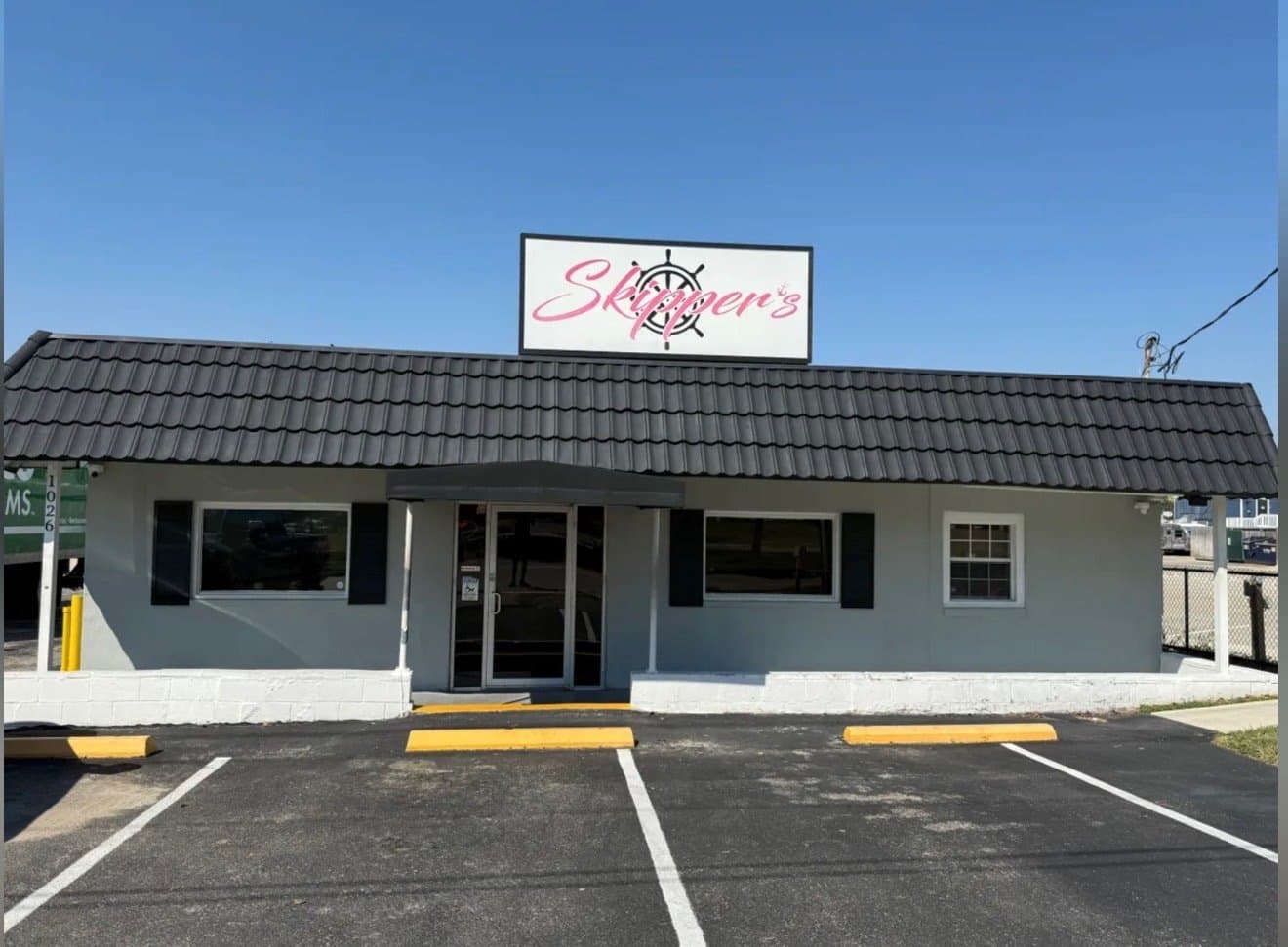 The front of Skipper's Cafe on Marina Bay Drive